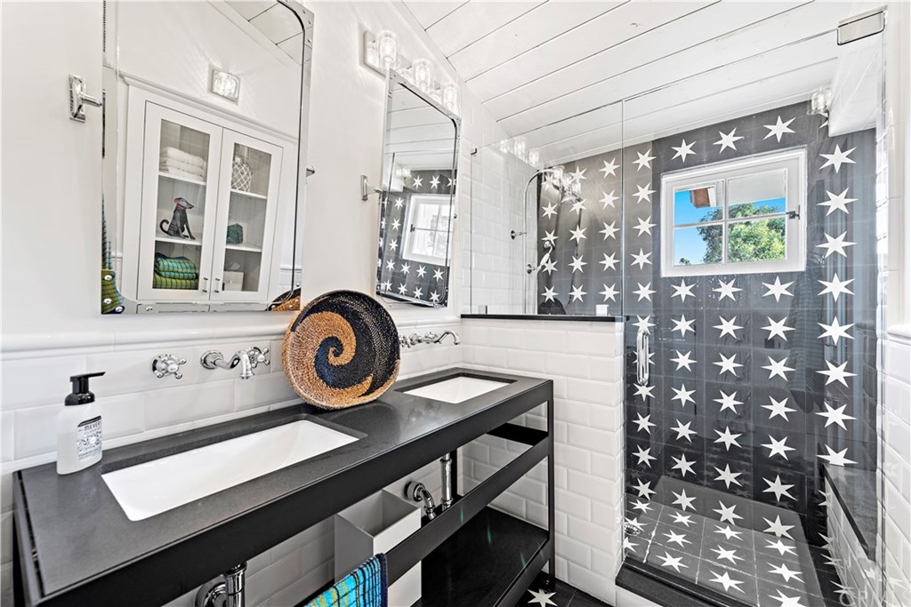 464 El Bosque Laguna Beach, CA 92651 - Photo 17 of 25 Second floor bath.