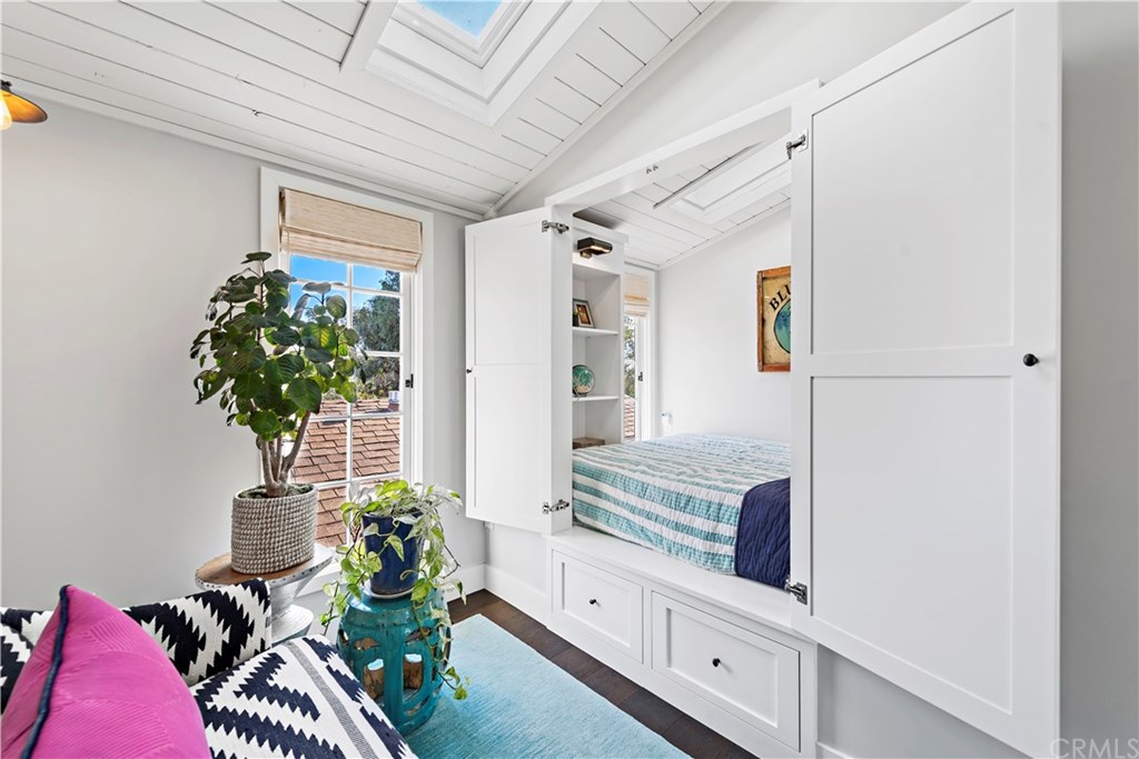 464 El Bosque Laguna Beach, CA 92651 - Photo 18 of 25 Bedroom with built-in bed.
