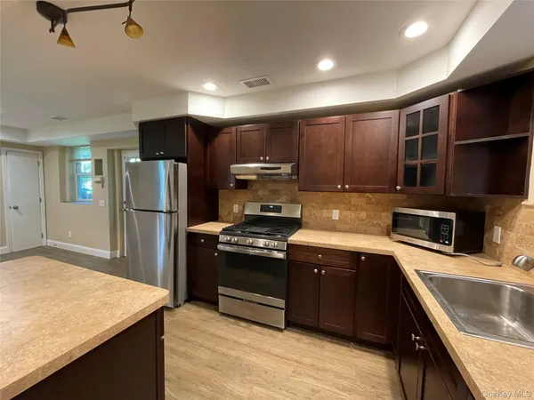 $3,200 | 328 B East Broadway, Port Jefferson, NY 11777