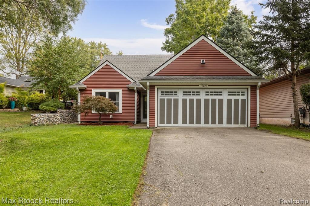 1709 Inverness Street Sylvan Lake, MI 48320 - Photo 2 of 33