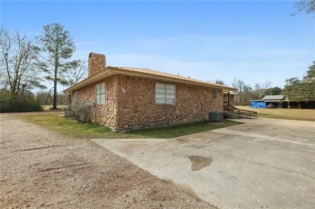 $326,000 | 29385 James Chapel Road North, Albany, LA 70711