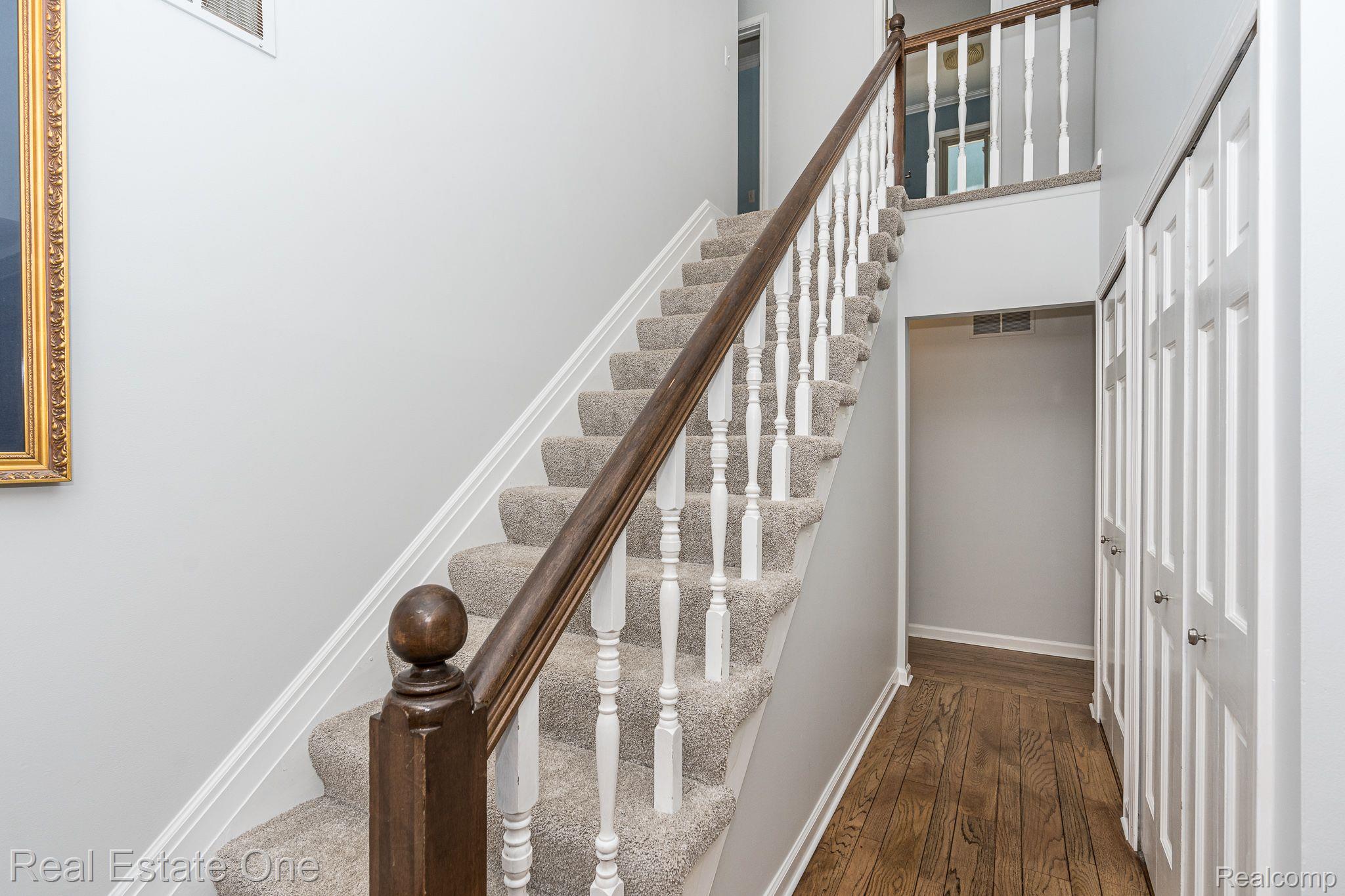 3450 Vardon Drive Rochester, MI 48307 - Photo 13 of 34 Stairs