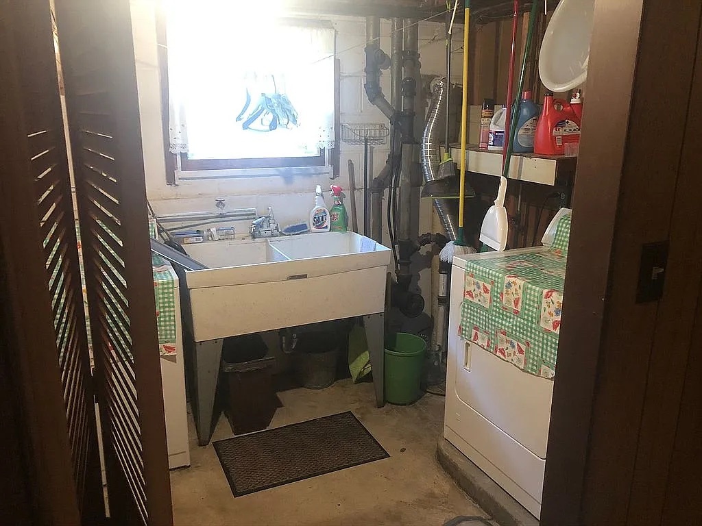 1342 Clinton Avenue Berwyn, IL 60402 - Photo 13 of 16 a utility room with dryer and washer