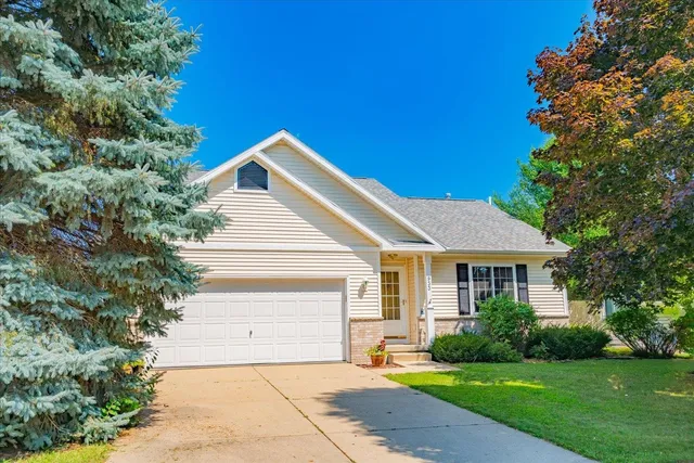 $432,500 | 933 Vista Ridge Drive, Mount Horeb, WI 53572