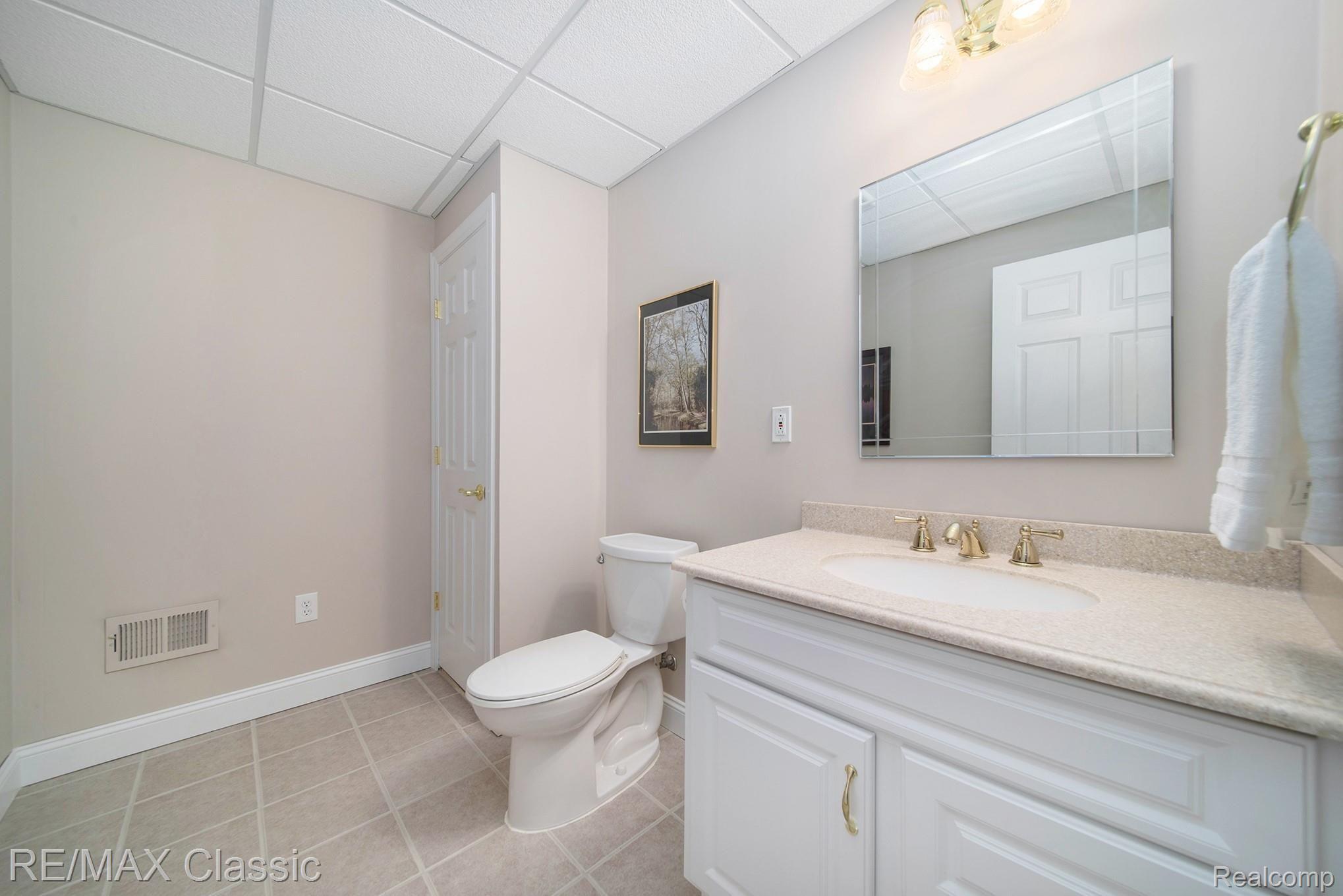 24938 Reeds Pointe Drive, Unit 42 Novi, MI 48374 - Photo 24 of 33 Full Bath