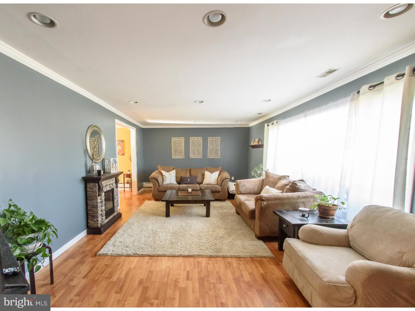 212 Suffolk Road Fairless Hills, PA 19030 - Photo 2 of 25 Living Room