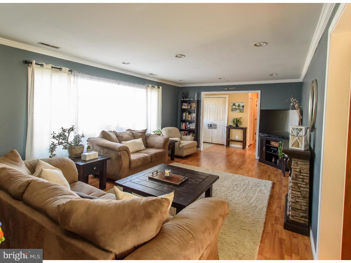 212 Suffolk Road Fairless Hills, PA 19030 - Photo 6 of 25 Living Room