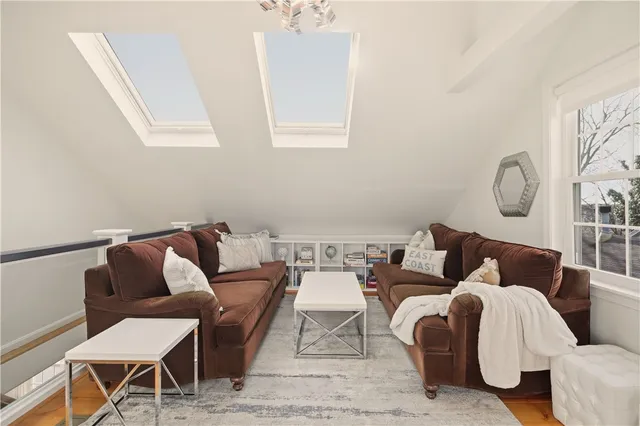 $3,050 | 38 Pope Street, Unit 2, Newport, RI 02840