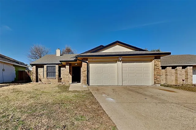 $2,000 | 205 Valley Spring Drive, Arlington, TX 76018