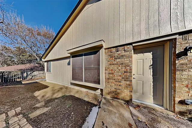 $2,000 | 205 Valley Spring Drive, Arlington, TX 76018