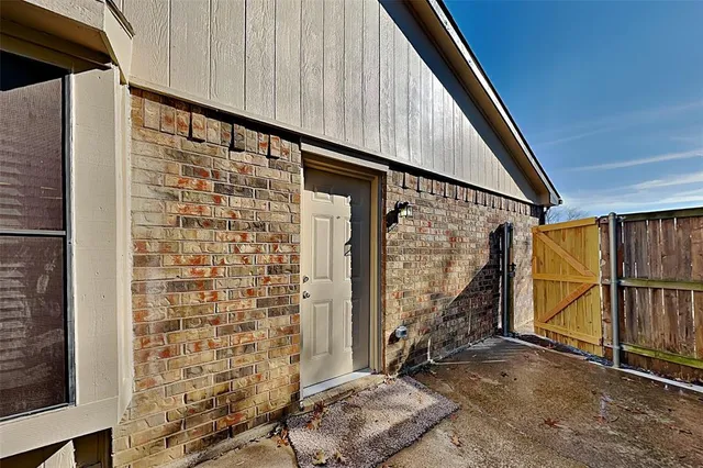 $2,000 | 205 Valley Spring Drive, Arlington, TX 76018