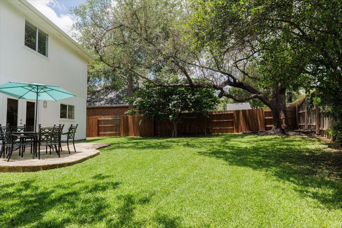 7136 Ridge Oak Road Austin, TX 78749 - Photo 5 of 40 A verdant lawn provides a serene backdrop for outdoor leisure and entertaining.