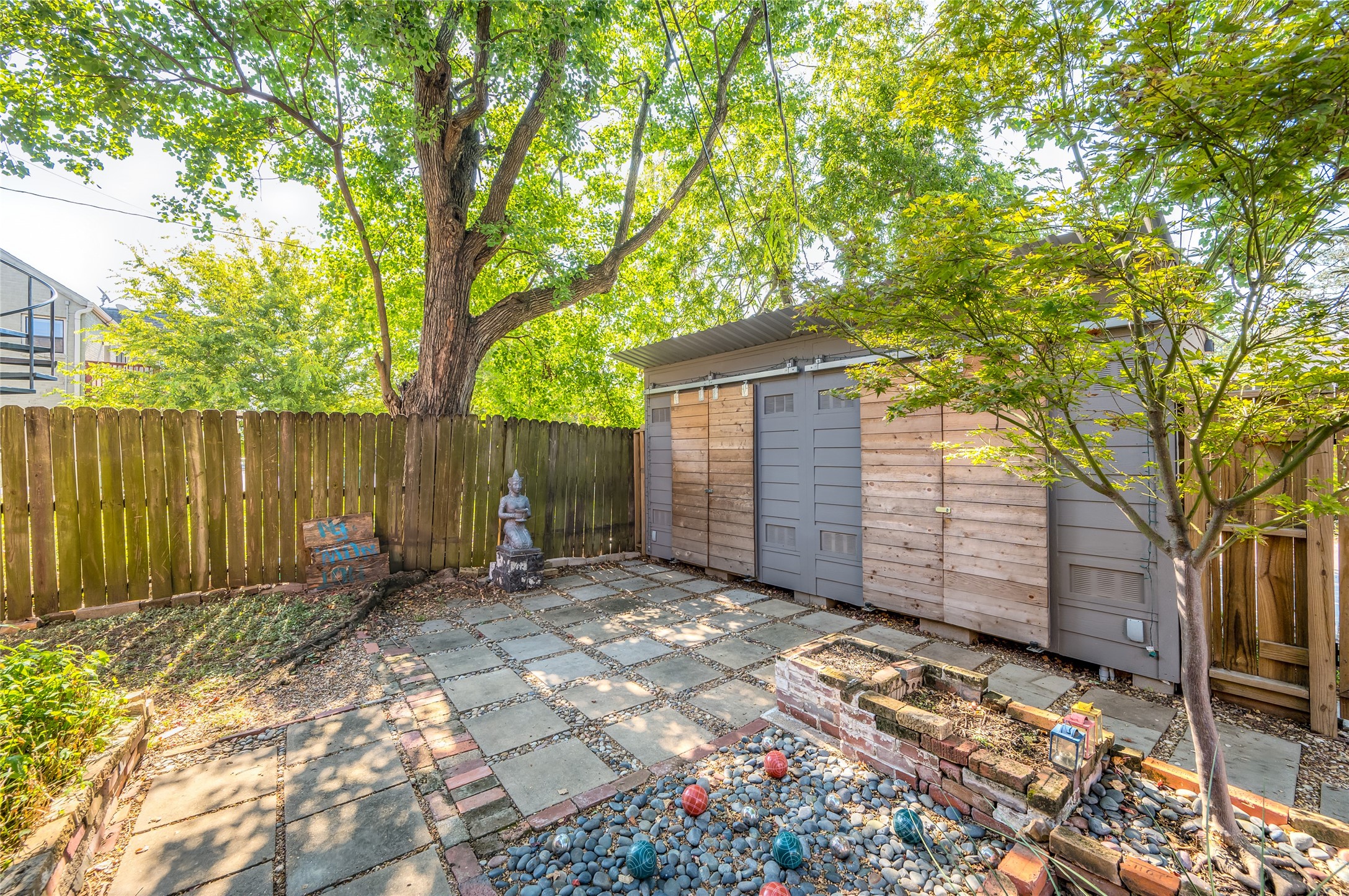 2308 Blodgett Street Houston, TX 77004 - Photo 4 of 23 a backyard of a house