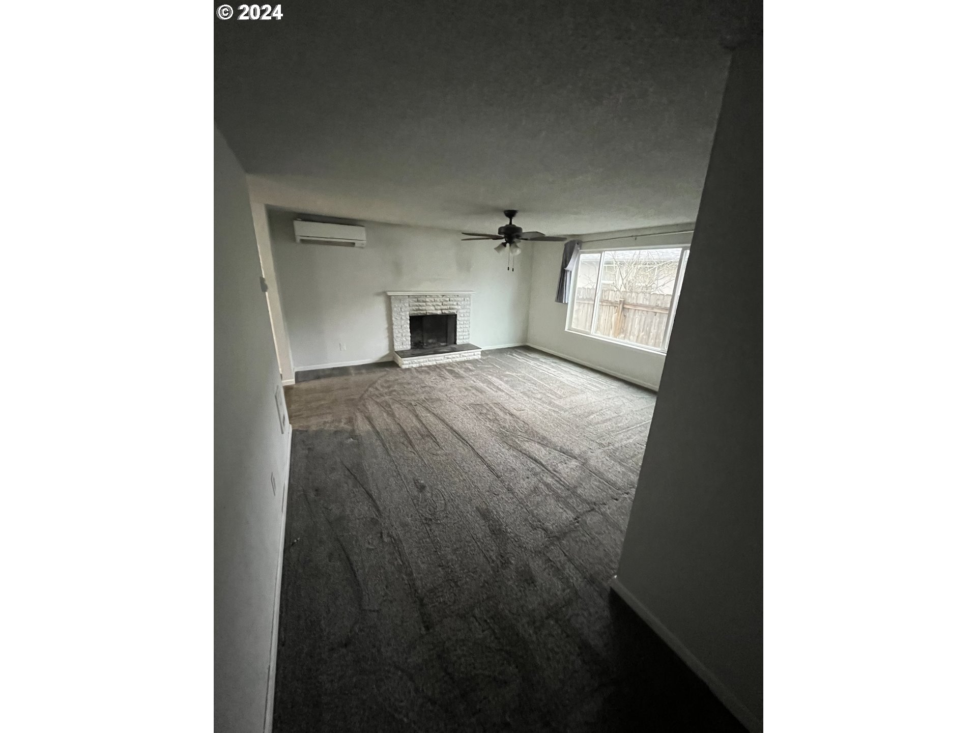 307 32nd Street Springfield, OR 97478 - Photo 2 of 8 a view of empty room