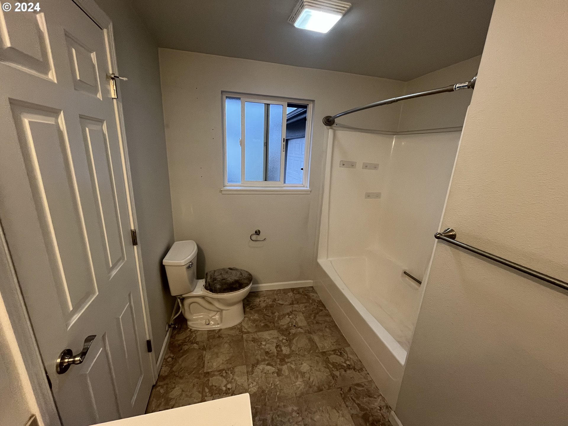 307 32nd Street Springfield, OR 97478 - Photo 7 of 8 a bathroom with a shower and a toilet