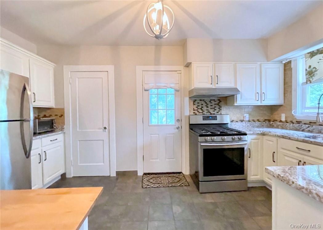306 Soundview Avenue, Unit RIGHT Mamaroneck, NY 10543 - Photo 14 of 28 (door on left 1/2 bath) back door leading to deck