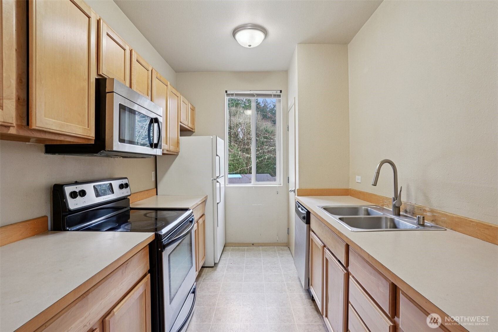 2800 Southeast 8th Street, Unit 2132 Renton, WA 98058 - Photo 6 of 24 a kitchen that has a sink and a stove