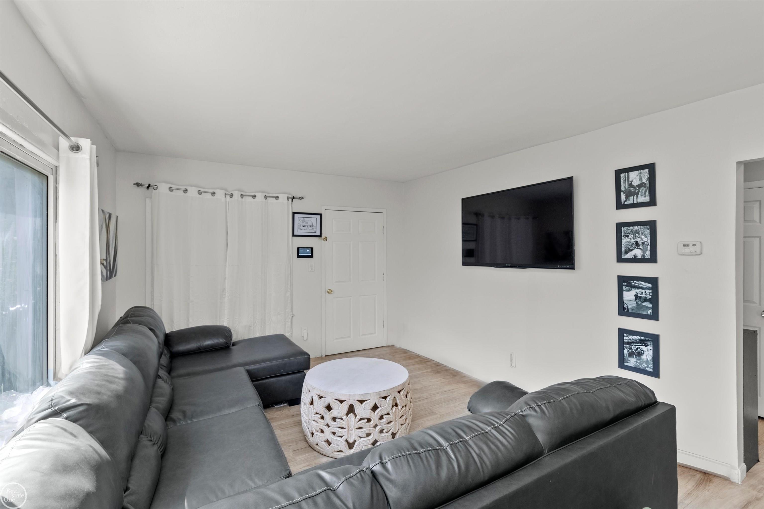 10218 Wayne Road Livonia, MI 48150 - Photo 7 of 43 50120576-6.JPG
