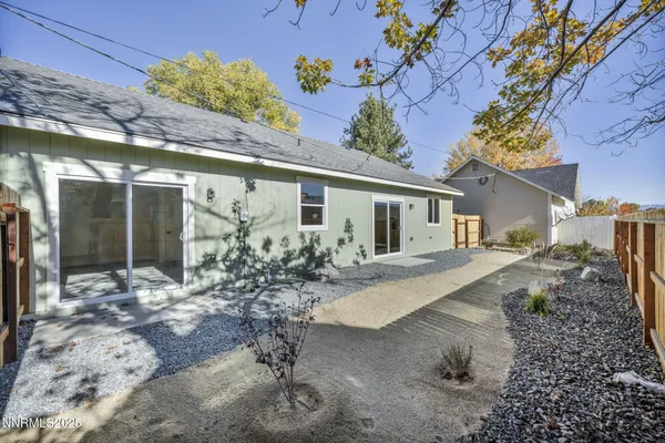 a view of a house with backyard