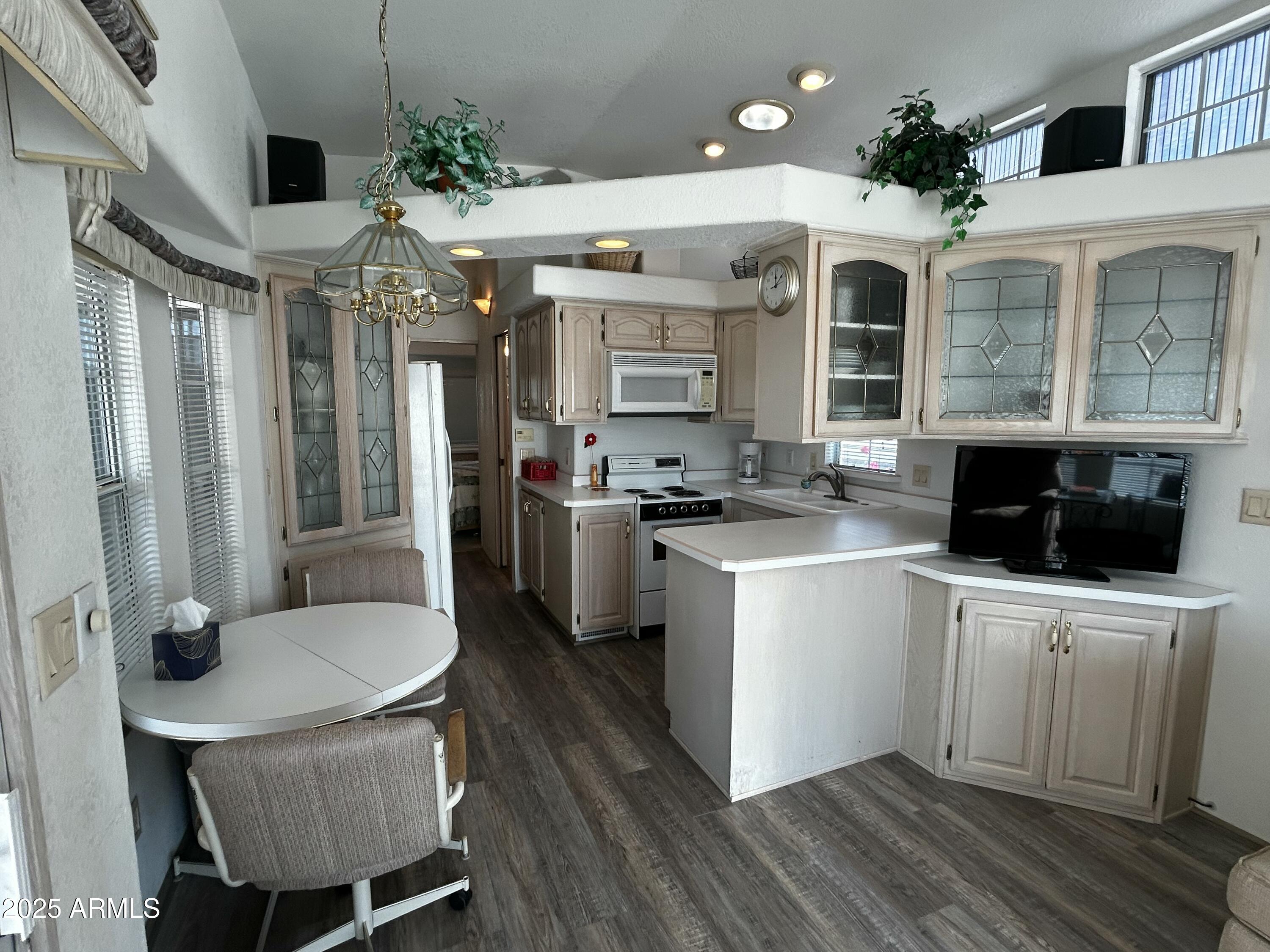 111 South Greenfield Road, Unit 596 Mesa, AZ 85206 - Photo 8 of 26 a kitchen that has a cabinets and a stove