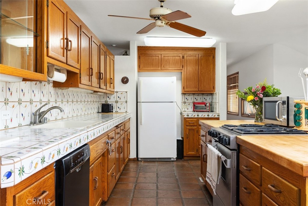 3264 Shearer Crossing Fallbrook, CA 92028 - Photo 8 of 41 Kitchen