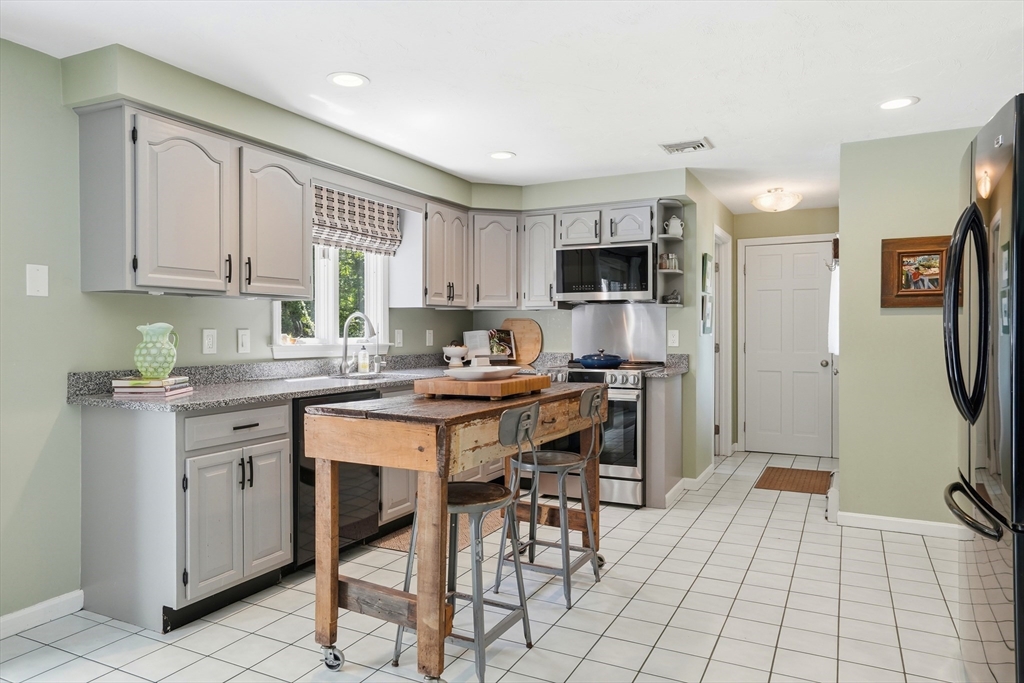 29 Walter Faunce Road Kingston, MA 02364 - Photo 5 of 38