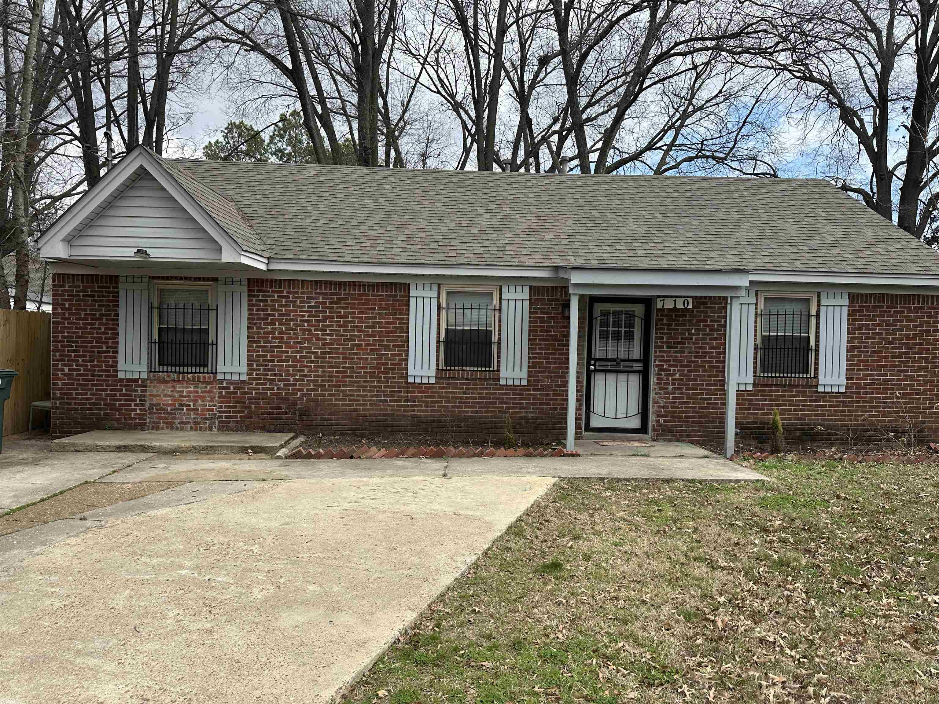 710 Vaughn Road Memphis, TN 38122 - Photo 1 of 18 Ranch-style home featuring roof with shingles, brick siding, and a front yard