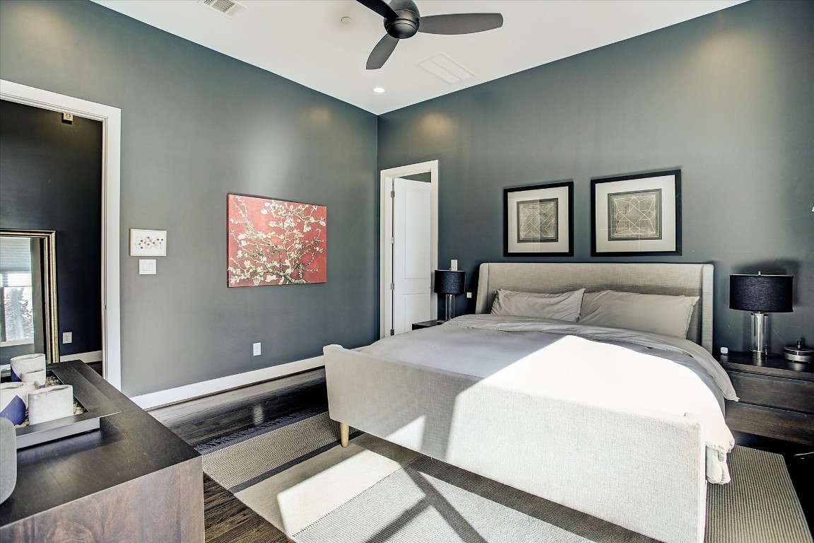 1004 California Street, Unit 101 Houston, TX 77006 - Photo 19 of 27 a bedroom with a bed and a chandelier