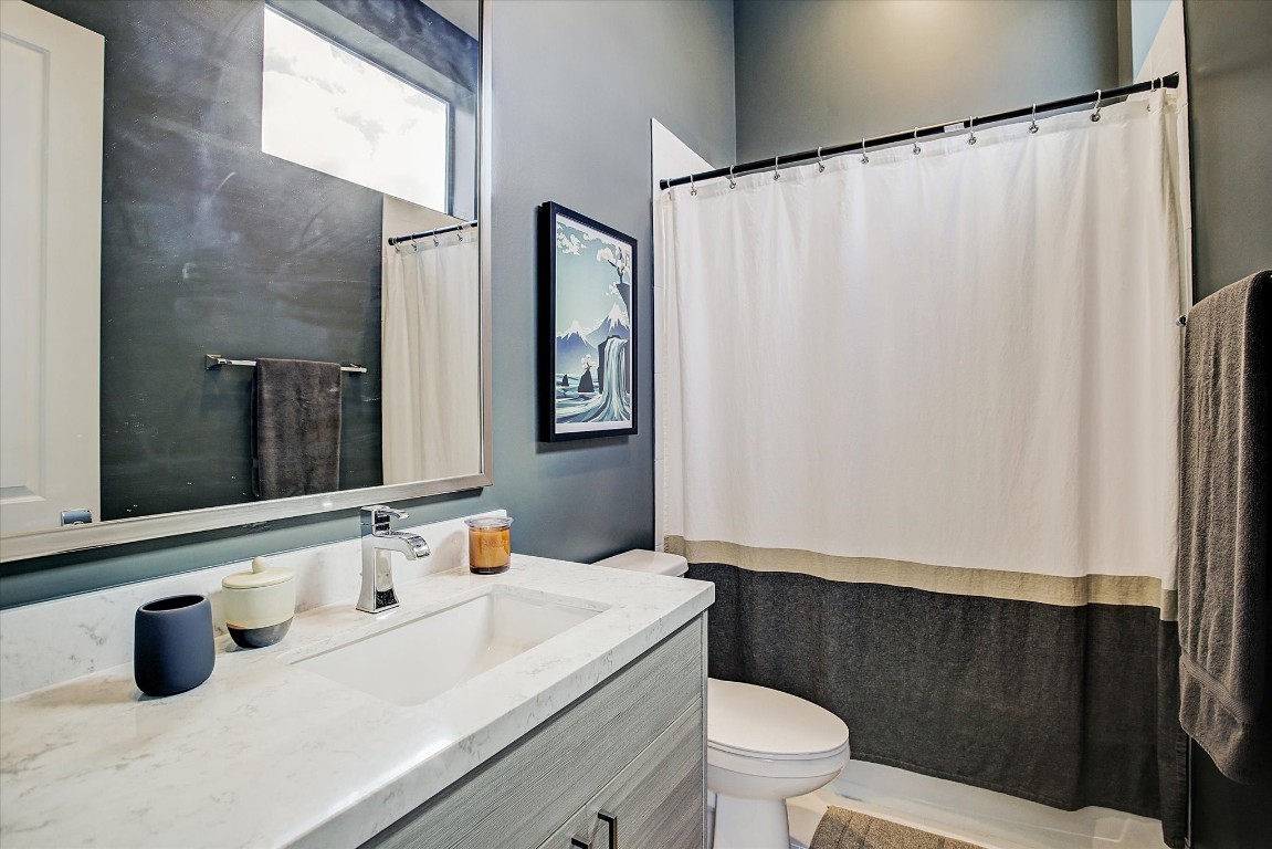 1004 California Street, Unit 101 Houston, TX 77006 - Photo 25 of 27 a bathroom with a sink and a mirror
