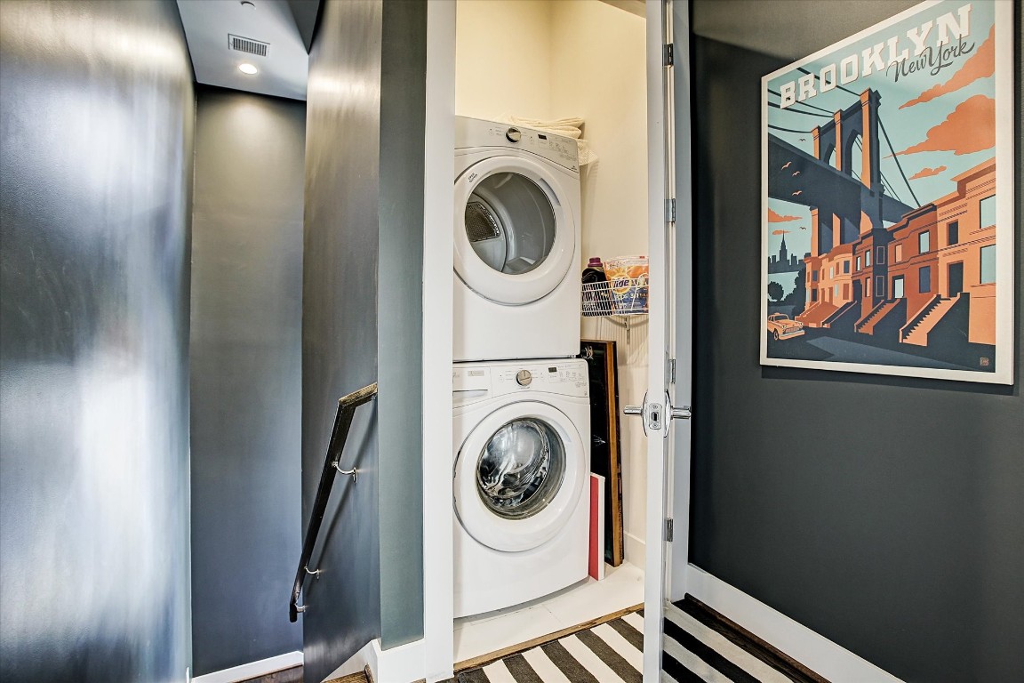 1004 California Street, Unit 101 Houston, TX 77006 - Photo 26 of 27 a utility room with dryer and washer
