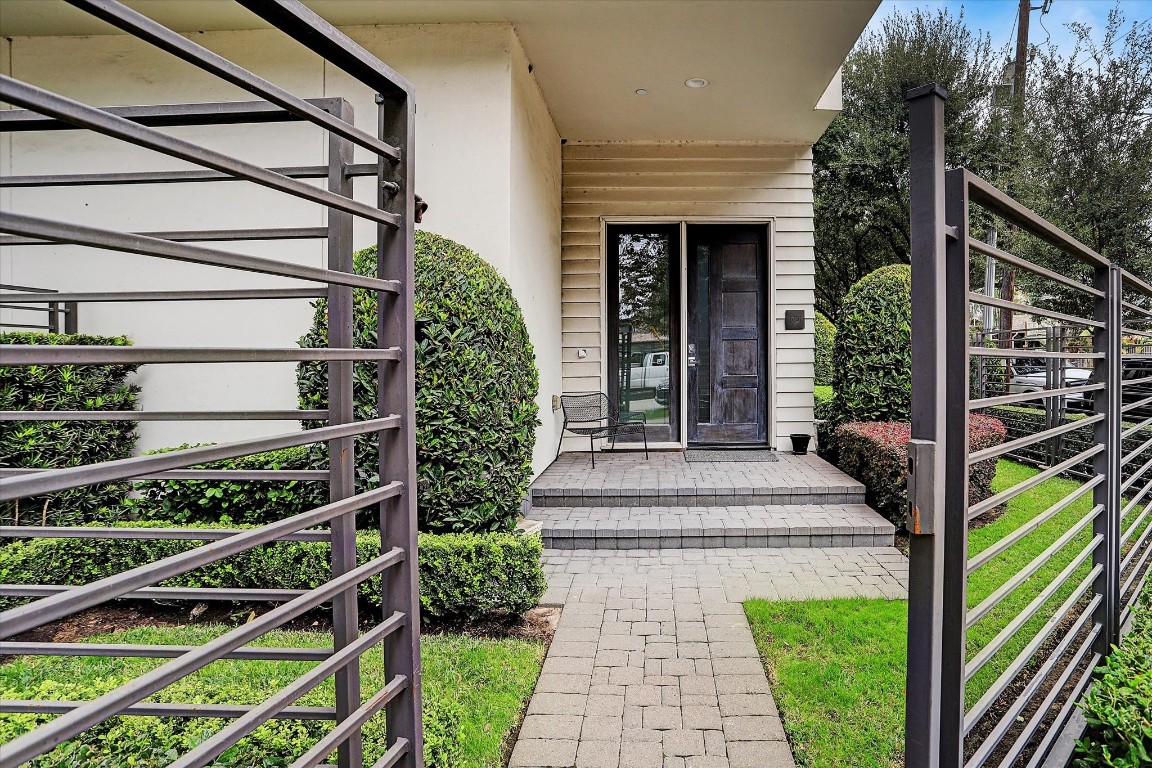 1004 California Street, Unit 101 Houston, TX 77006 - Photo 3 of 27 a front view of a house with a porch
