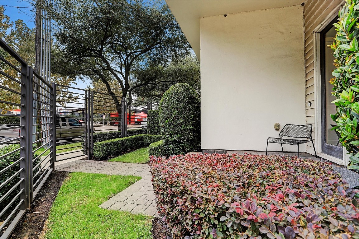 1004 California Street, Unit 101 Houston, TX 77006 - Photo 4 of 27 a view of a backyard with a garden and bench