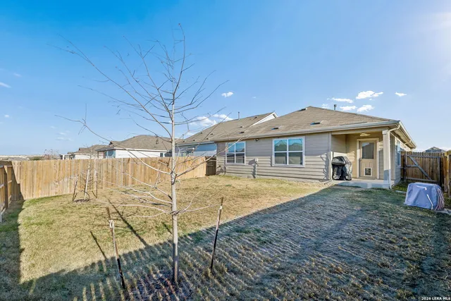 a view of a house with backyard