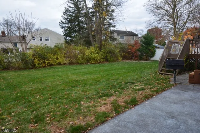 a view of a yard with a house