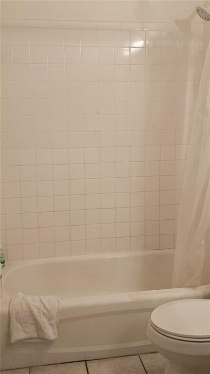 871 Reflections Loop East Winter Haven, FL 33884 - Photo 9 of 23 a bathroom with a toilet and a bathtub