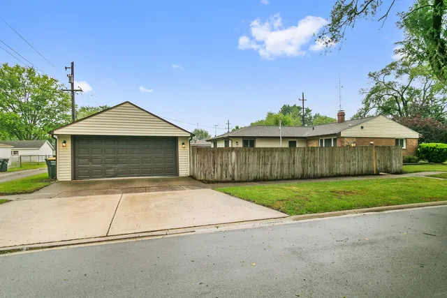 $255,700 | 17303 Chicago Avenue, Lansing, IL 60438