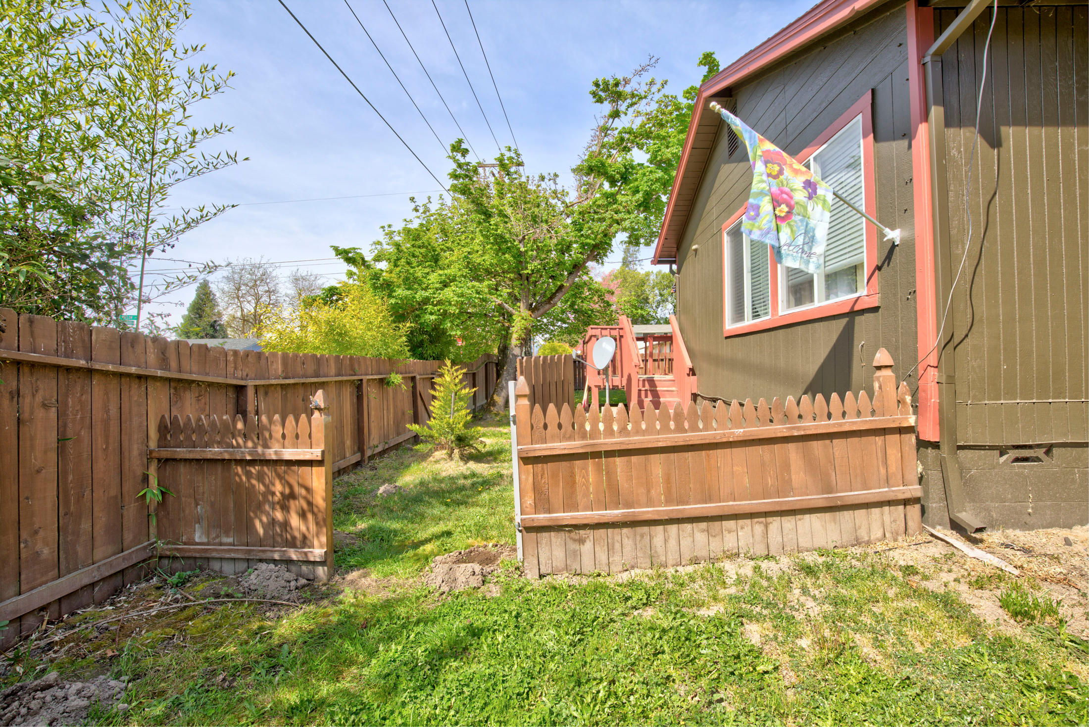 2488 Leonard Road Grants Pass, OR 97527 - Photo 35 of 37 Side Yard