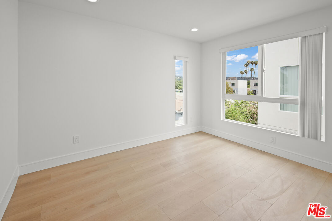 2700 Fletcher Drive, Unit A Los Angeles, CA 90039 - Photo 20 of 33 an empty room with windows