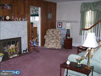 400 Pomeroy Street Ridley Park, PA 19078 - Photo 3 of 6 Living Room