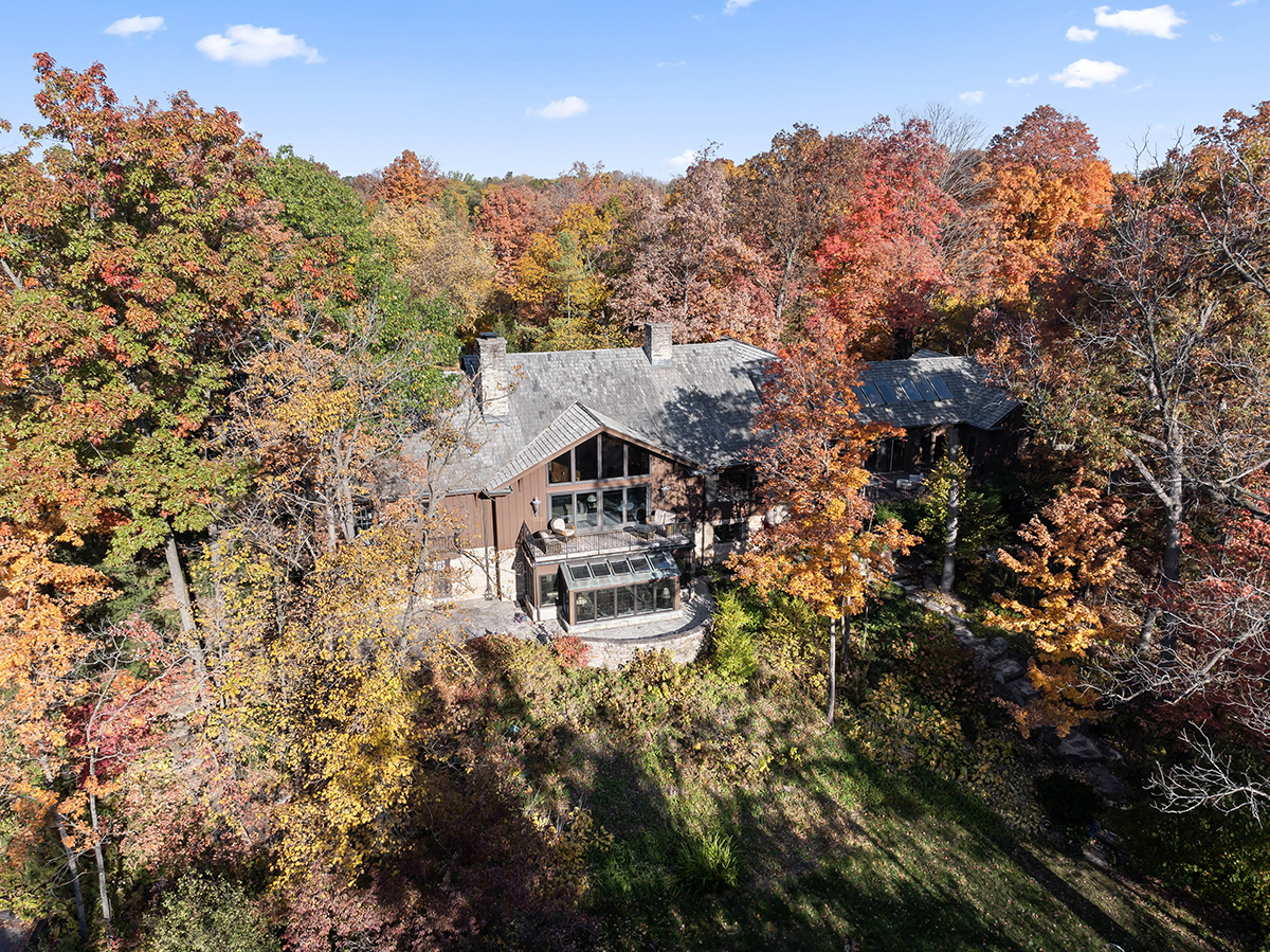 1931 Camphill Circle Inverness, IL 60067 - Photo 51 of 55 a aerial view of a house with a garden