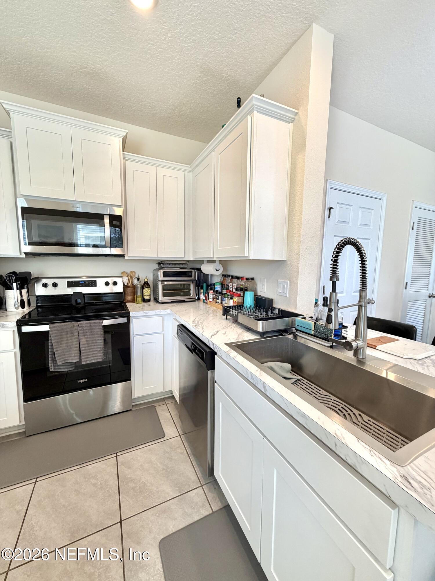 845 Observatory Parkway Jacksonville, FL 32218 - Photo 2 of 42 a kitchen with a sink stove and cabinets