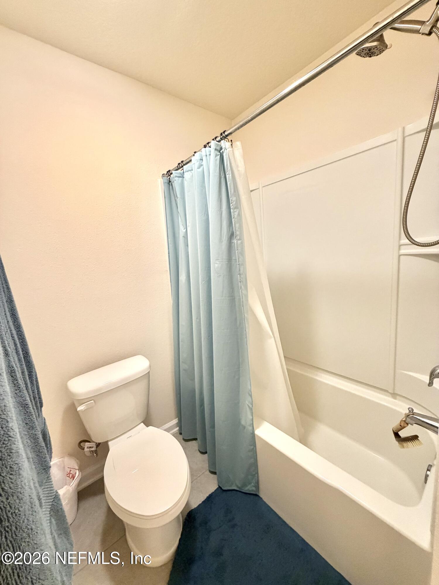 845 Observatory Parkway Jacksonville, FL 32218 - Photo 10 of 42 a bathroom with a toilet and a bathtub