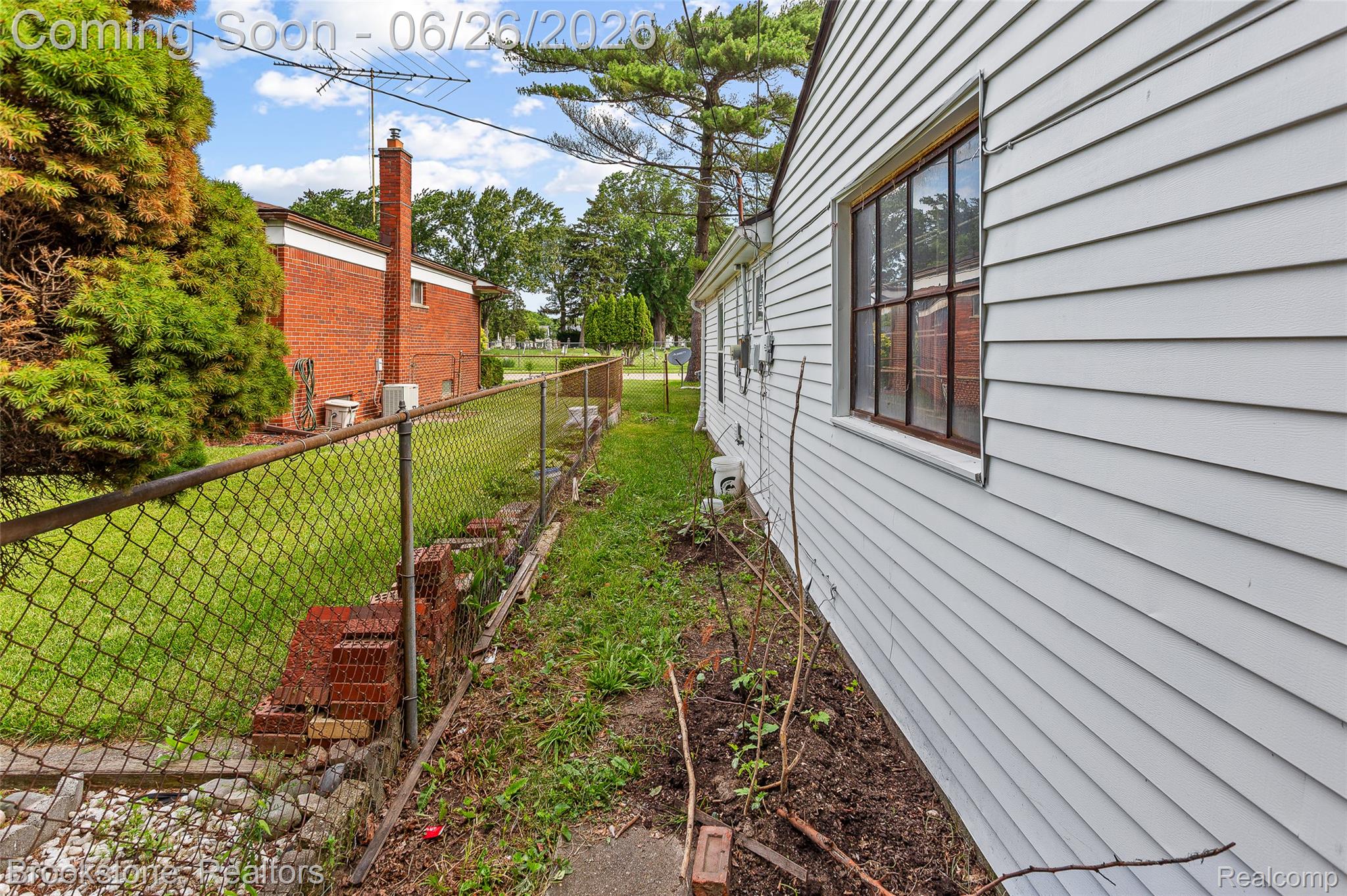 25141 Burt Street Center Line, MI 48015 - Photo 27 of 27 IMG_6018.jpg