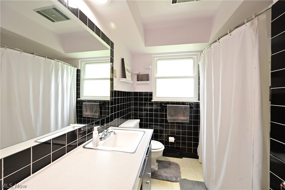1919 West Pleasant Valley Road Cleveland, OH 44134 - Photo 17 of 24 Bathroom