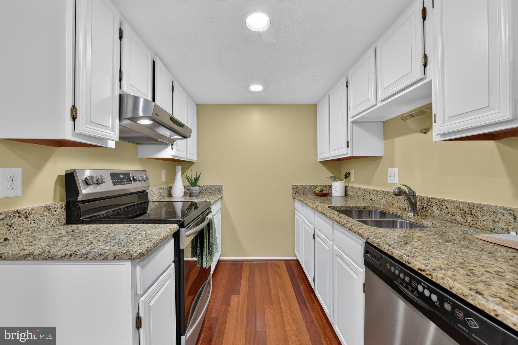 10902 Harpers Square Court Reston, VA 20191 - Photo 14 of 34 Kitchen
