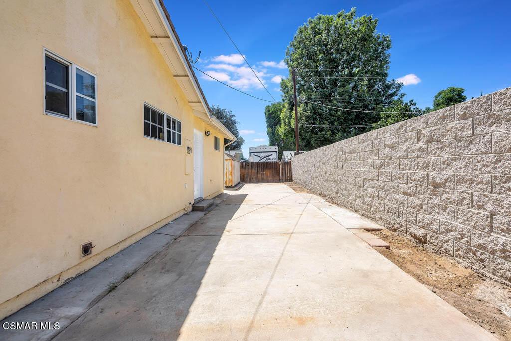 2039 Madrone Street Simi Valley, CA 93065 - Photo 27 of 35