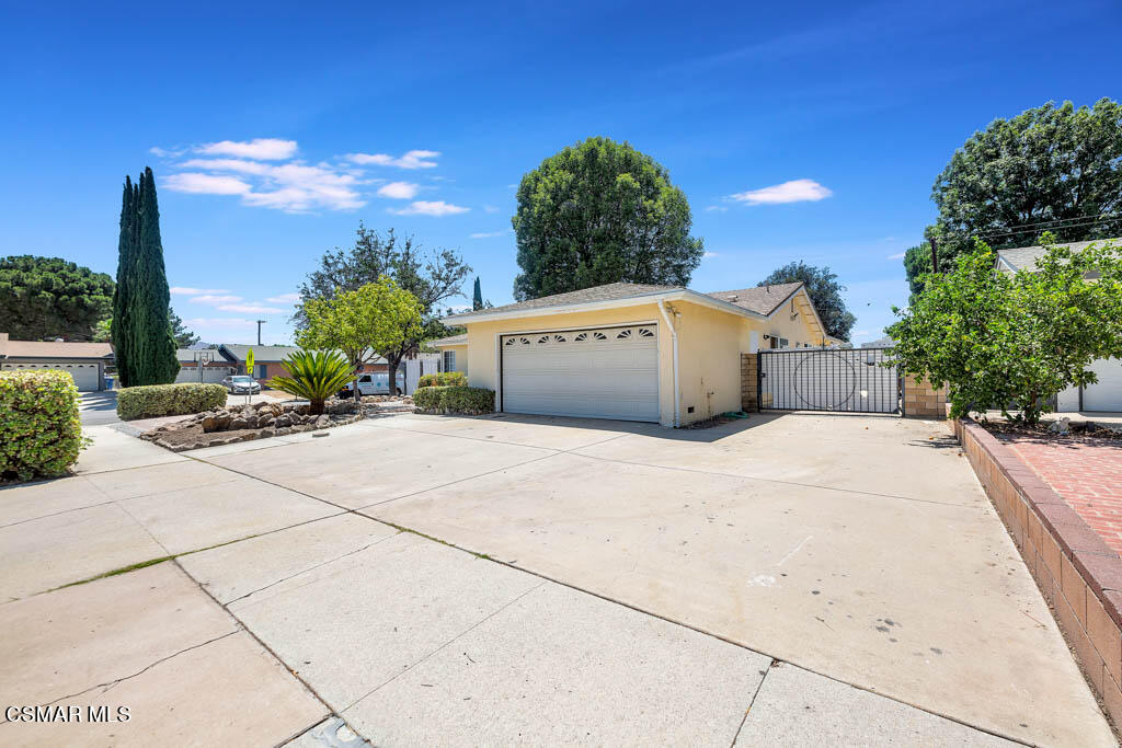 2039 Madrone Street Simi Valley, CA 93065 - Photo 33 of 35 a view of a garage