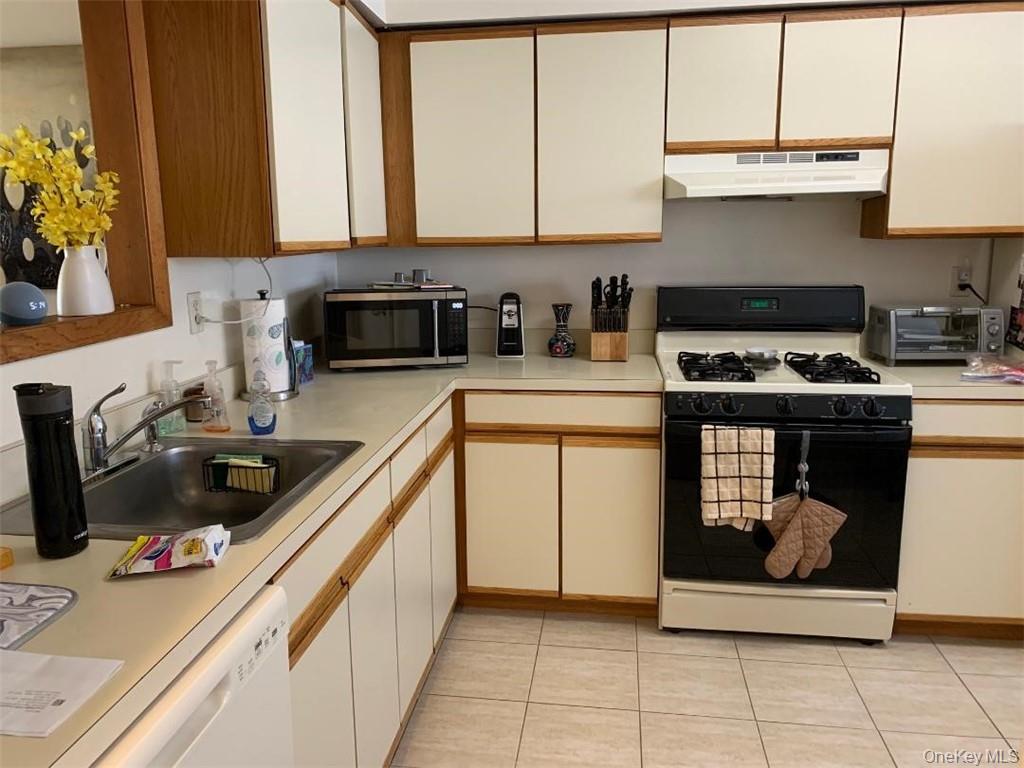 135 West Nyack Road, Unit 51 Nanuet, NY 10954 - Photo 5 of 16 There's a spacious eat in kitchen with lots of cabinet and counterspace, a pretty ceramic tile floor and updated appliances