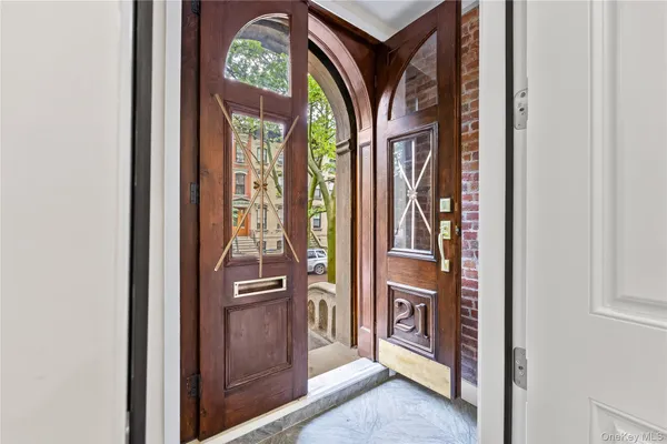 a view of an entryway with a livingroom