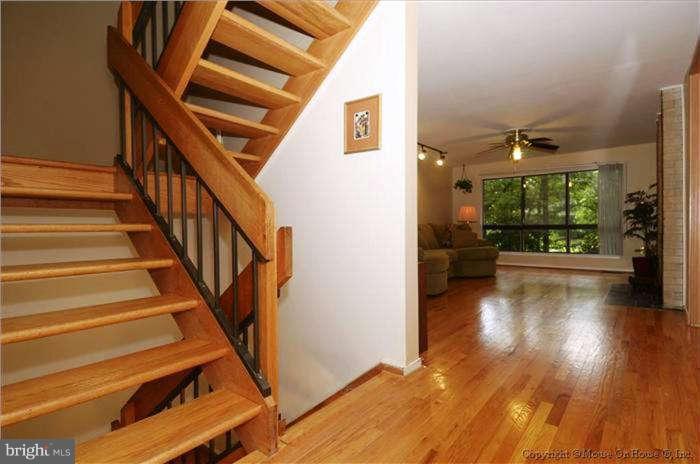 11711 Indian Ridge Road Reston, VA 20191 - Photo 4 of 30 Beautiful Stairwell